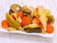 Рецепта Ловджийска туршия с червени чушки, зелени домати, зеле моркови и краставички